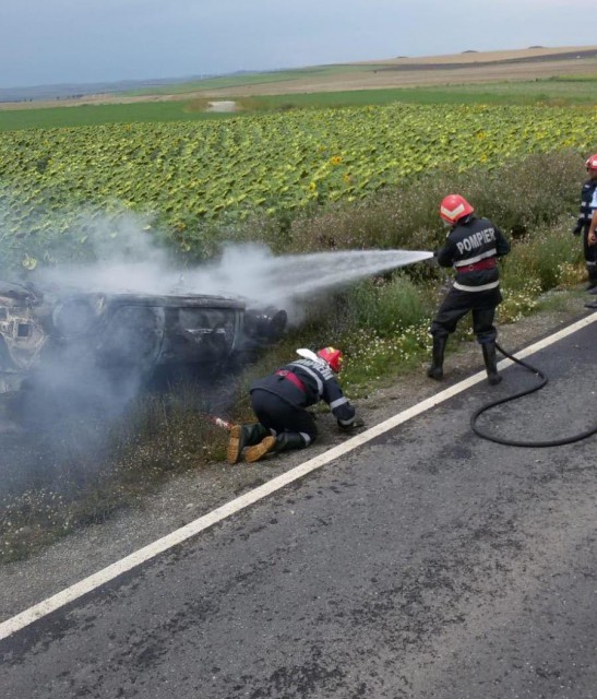 La un pas de TRAGEDIE: O mașină a luat foc pe DN22, spre Tulcea! VIDEO