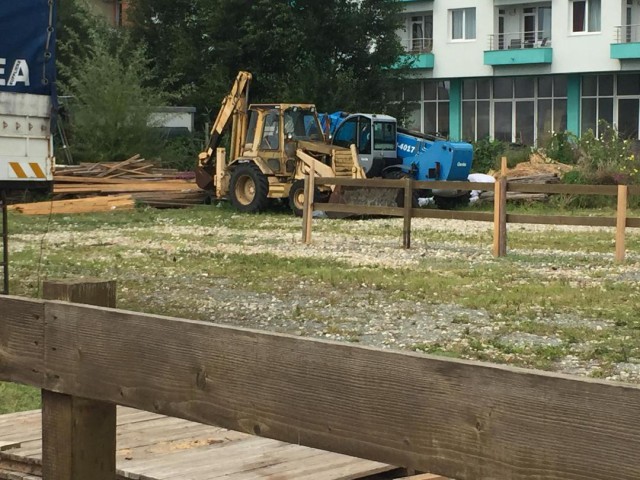 Locatarii din Mamaia Nord, sătui de gunoaiele care se depozitează pe un teren de lângă blocuri