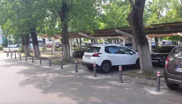 De RÂSU-PLÂNSU! Mașini parcate, blocate cu ... stâlpișori, în stațiunea Mamaia!