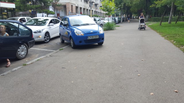 Șoferii constănțeni se întrec în 'figuri': Parcare în stil 'babysitter'!