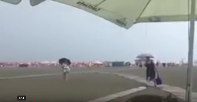 VIDEO. Ploaie torenţială în stațiunea Mamaia!