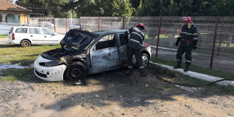 FOTO. Incendiu lângă Primăria Cumpăna! O mașină a fost DISTRUSĂ!