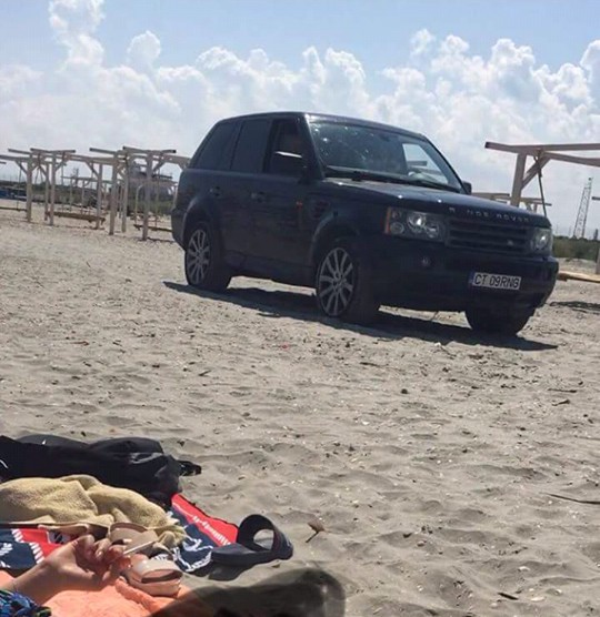 Tânărul care a intrat cu Range Roverul pe plajă, sancţionat cu AVERTISMENT