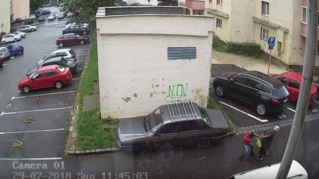REVOLTĂTOR! BĂTRÂNĂ TÂLHĂRITĂ ZIUA ÎN AMIAZA MARE! VIDEO