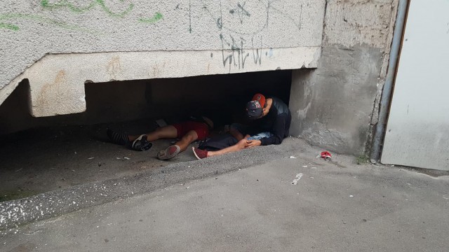IMAGINI ȘOCANTE, în zona Trocadero: trei tineri zăceau sub scara unui bloc! VIDEO
