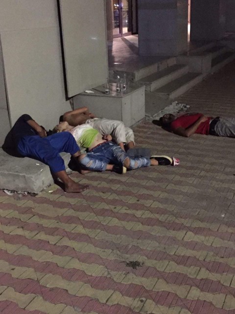 Imaginea serii: RUPŢI DE BEŢI, pe bulevardul Tomis. ‘Frumoşii adormiţi’, deranjaţi de Poliţia Locală cu câte o amendă