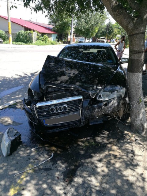 ACCIDENT GRAV în Km 4-5: stâlp pus la pământ de o maşină; alta a intrat în copac!