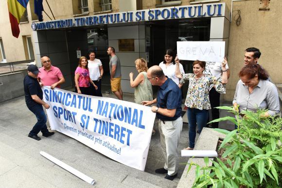 Salariații din unitățile subordonate Ministerului Tineretului și Sportului au intrat în GREVĂ GENERALĂ