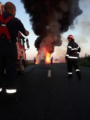 VIDEO / Camion CUPRINS DE FLĂCĂRI, pe o șosea din județul Constanța