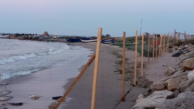 Amplasarea piscicolă de pe plaja din Eforie Sud, împrejmuită cu un gard de sârmă, stârnește în continuare indignare!