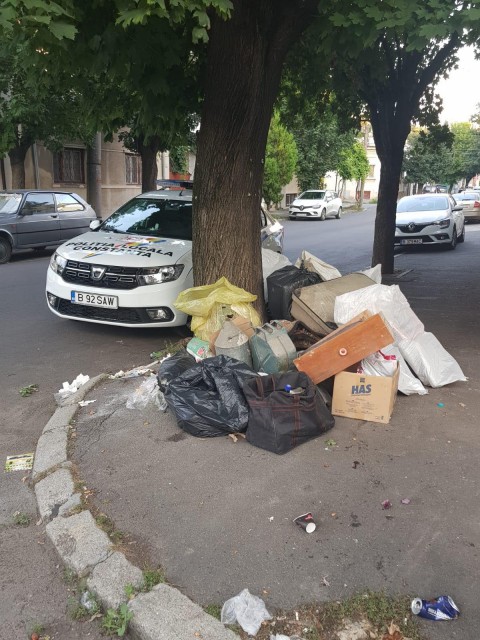 Grămezi de gunoi pe trotuarele din municipiu. Vinovaţii, AMENDAŢI de poliţiştii locali!
