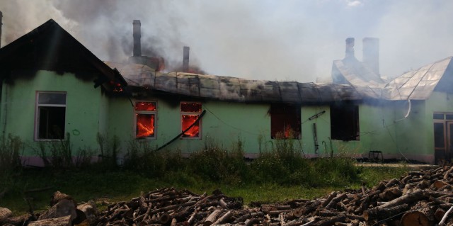 Școală cuprinsă de flăcări la Măcin