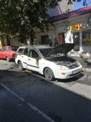 Un autoturism a luat foc în zona Tomis Mall!