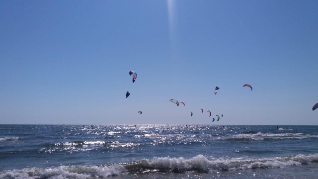 SPECTACOL PE MARE! Pasionații de kiting s-au întâlnit în weekend, la Mamaia! VIDEO