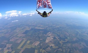 Fenomenul anti-PSD ia amploare: un român s-a aruncat din avion cu mesajul care a împărțit România în două