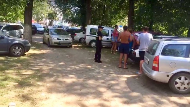 RAZIE ÎN MAMAIA. Zeci de maşini parcate pe iarbă! Şoferii, AMENDAŢI!