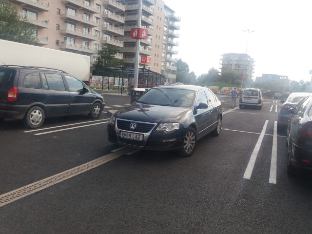 Turiștii parchează 'cu talent' în stațiunea Mamaia! Cum pot fi sancționați?