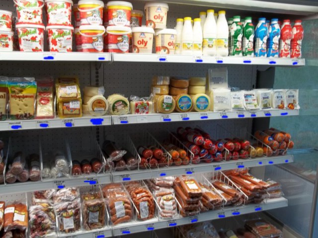 Jumătate dintre consumatorii români risipesc lunar aproape 25% din totalul produselor alimentare