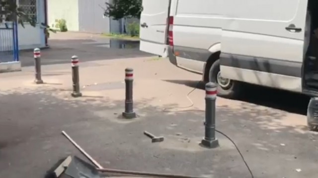 Trotuarul din faţa Liceului Ovidius din Constanţa, eliberat de maşini!