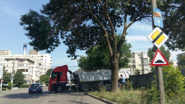 Şoferul basculantei de pe Caraiman, AMENDAT de poliţiştii locali!