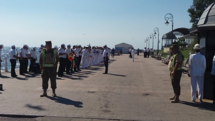 Repetiţii pentru Ziua Marinei, pe faleza Cazinoului: marinarii militari defilează în acorduri de fanfară! VIDEO