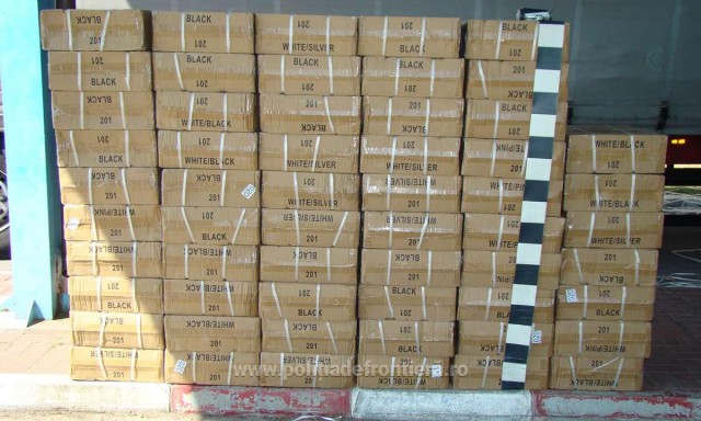 Peste 5.700 de articole de încălţăminte susceptibile a fi contrafăcute, confiscate de oamenii legii