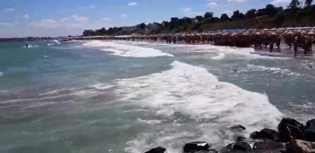 CĂUTĂRI LA EFORIE: O PERSOANĂ A DISPĂRUT ÎN MARE, S-A FORMAT LANȚ UMAN PE MAL! VIDEO