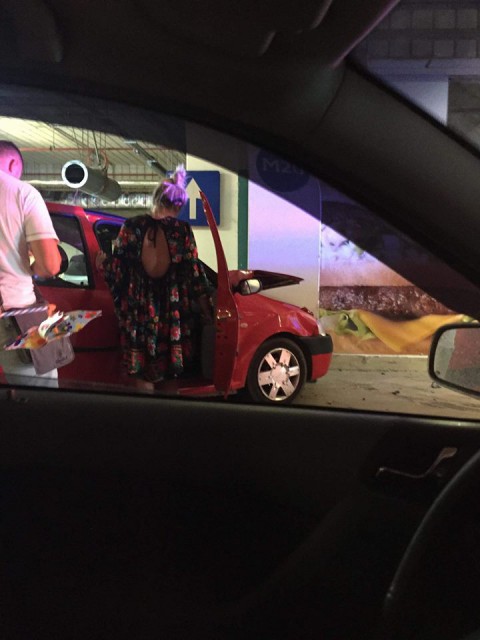ŞI-A RUPT MAŞINA ÎN DOUĂ, ÎN PARCAREA SUBTERANĂ DE LA VIVO