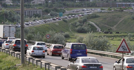 TRAFIC ÎNGREUNAT PE AUTOSTRADA SOARELUI: accident rutier şi coadă la Feteşti