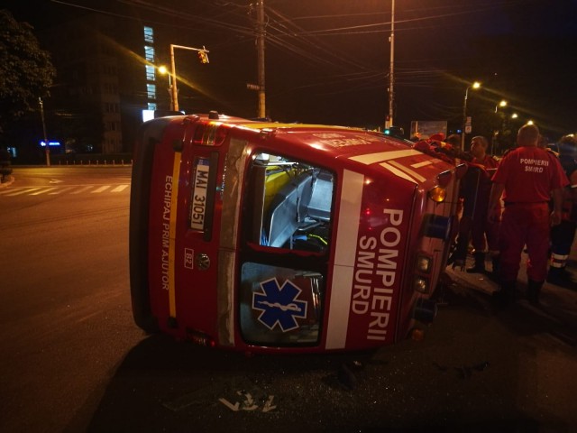 VIDEO! ACCIDENT TERIBIL: AMBULANŢĂ SMURD CU PACIENŢI, RĂSTURNATĂ!