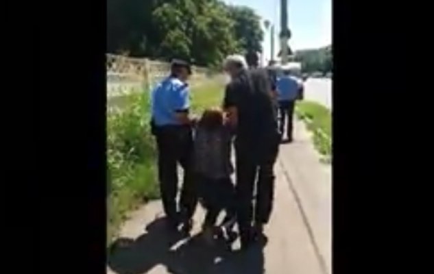 VIDEO. Bătrânică prinsă fără tichet RATC, săltată de poliţiştii locali constănţeni!