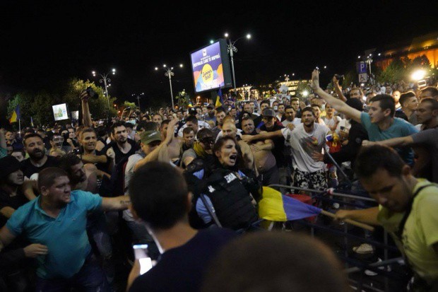 Trei dintre agresorii femeii jandarm au fost prinşi. Unul dintre ei încerca să fugă din ţară
