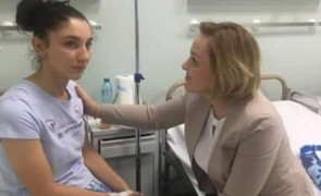 Au apărut primele imagini din spital cu femeia jandarm bătută în Piaţa Victoriei