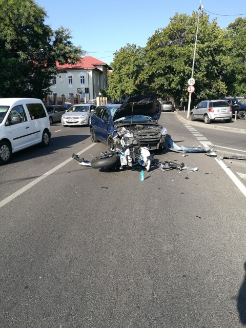 Accident rutier pe strada Traian: un motociclist a fost rănit