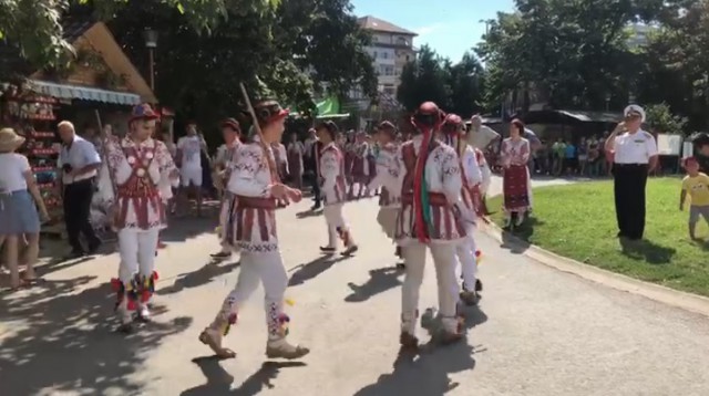 Ansamblul folcloric `Floricica de la Bârla` a făcut spectacol la Delfinariu VIDEO