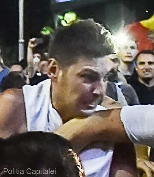 Poliţia Capitalei, apel pentru identificarea unui bărbat implicat în agresarea a doi jandarmi în Piaţa Victoriei