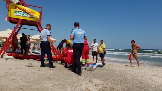 Persoană resuscitată pe plaja din Mamaia
