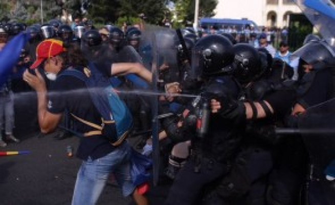 19 plângeri penale depuse împotriva jandarmilor de protestatari din Piaţa Victoriei