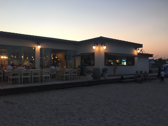 RESTAURANT DIN 2 MAI, DEVASTAT DE UN GRUP DE INDIVIZI! ANGAJAŢII, BĂGAŢI ÎN SPITAL