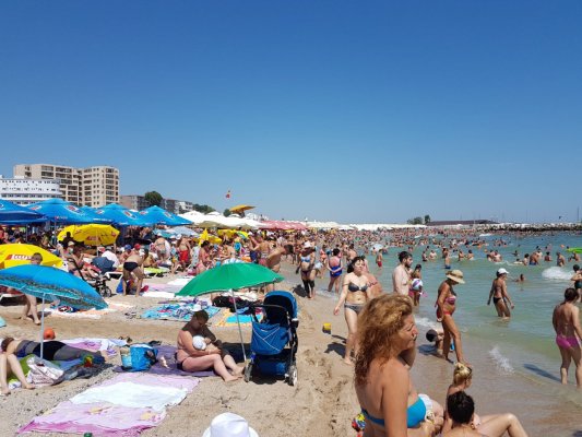 GALERIE FOTO. Plajele sunt arhipline! Peste 250.000 de turiști se află pe litoral!