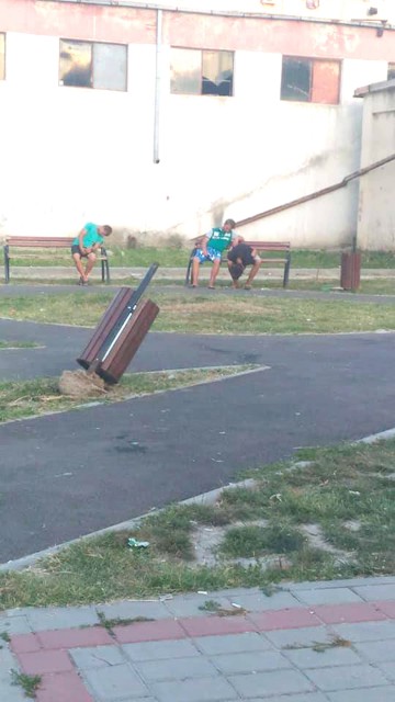 Trei tineri drogați dorm pe bancă, într-un parc din Năvodari. Autoritățile ridică din umeri