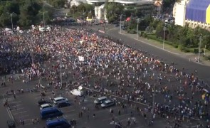 Prezenţă SURPRIZĂ la mitingul din Piaţa Victoriei: Ambasadorul SUA era în zonă