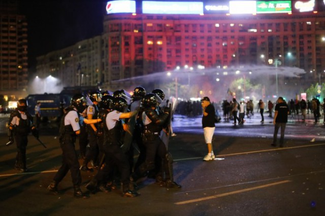 Bărbatul care a sustras un pistol de la jandarmeriţa rănită la proteste, ARESTAT