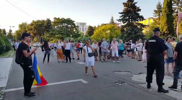 VIDEO. Protest și pe străzile Constanței. Oamenii scandează: „Dacă vă pasă, ieșiți din casă!”