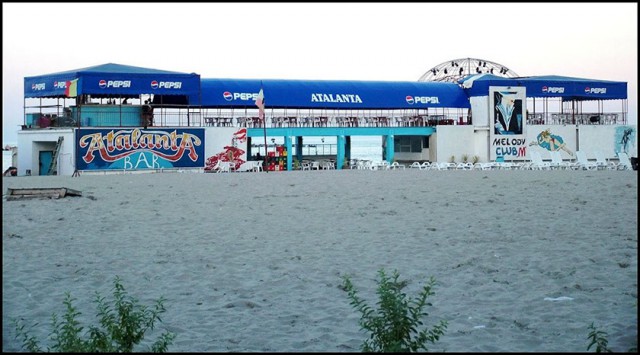 Un WC din stațiunea Mamaia se transformă în pensiune turistică!