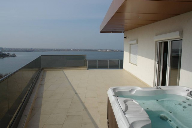 Blocul cu apartamente de vacanţă de la intrare în Mamaia, în atenţia Agenţiei de Mediu