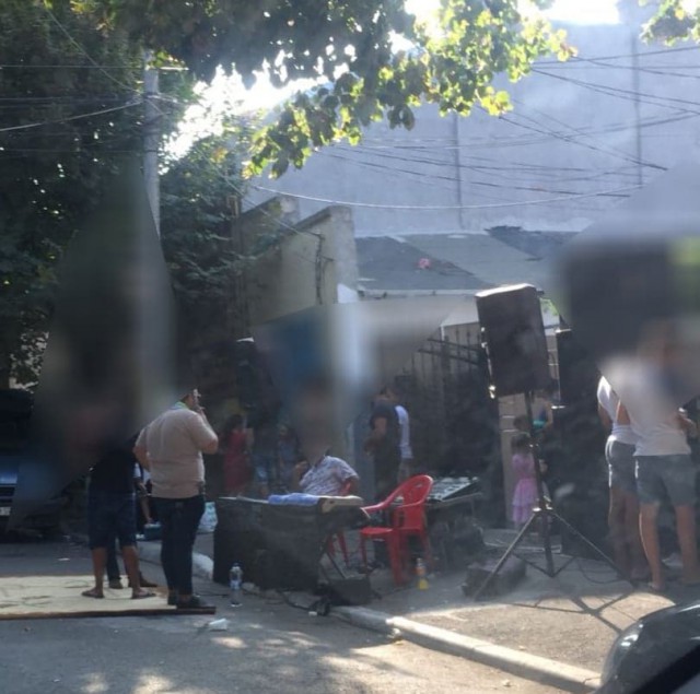 FEMEIE SANCŢIONATĂ PENTRU O PETRECERE ÎN STRADĂ, CU LĂUTARI!