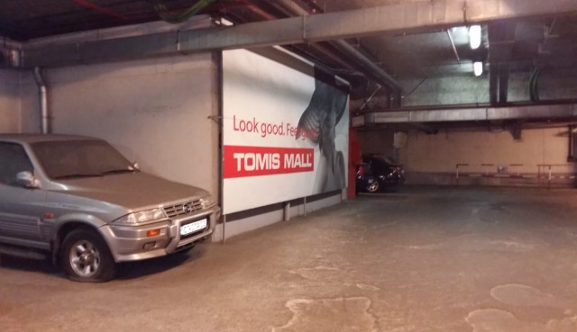Maşinile abandonate din parcările subterane ale mall-urilor: CINE LE POATE DA AFARĂ?!