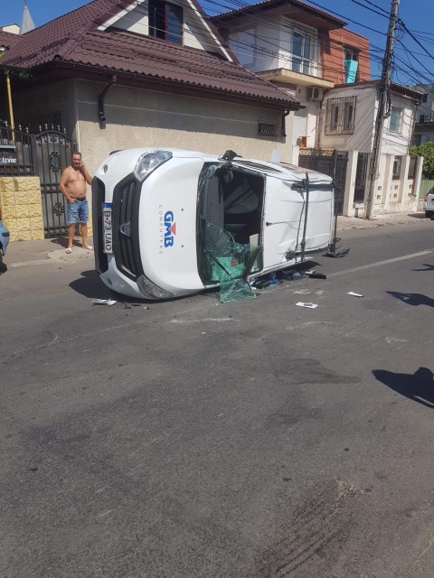 Accident rutier în Inel I: o maşină s-a RĂSTURNAT!