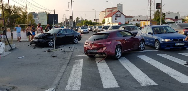 Accident rutier cu trei mașini, la o trecere de pietoni din Mamaia Nord